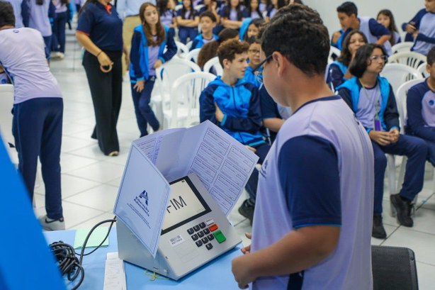 TRE-AM promove ação de abordagem educativa do processo eleitoral